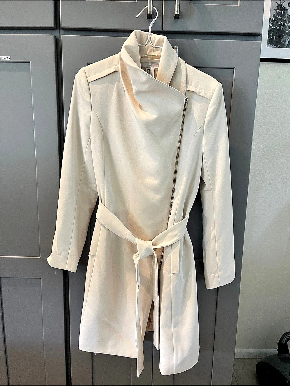 H&M Belted Trench Coat in White Size Medium